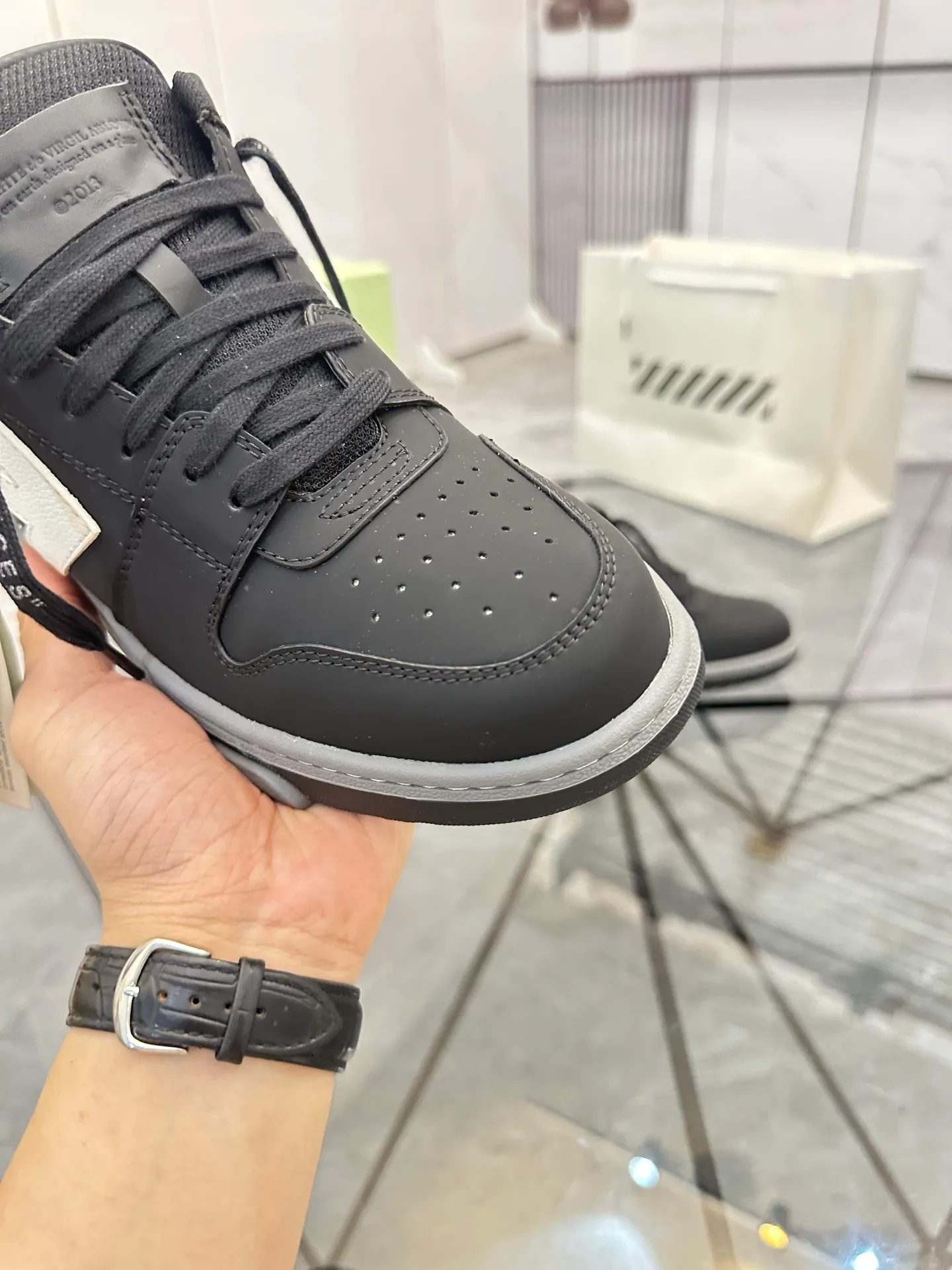 Selling men's shoes 💰: 💰P560¥ High-end top quality (leather buckle plus 10) Product trademark: OFF WHITE * "OFF WHITE*" low-top casual shoes Regular size: 35-45 (can be customized to 46) Couple style Product material: imported first-layer cowhide leather upper, breathable lining, original outsole. No.: H203